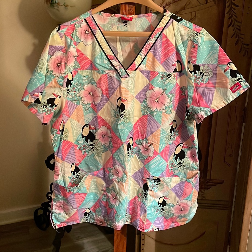 Dickies Women’s Large Scrub Shirt V-Neck Toucan Hibiscus Pastels 100% Cotton